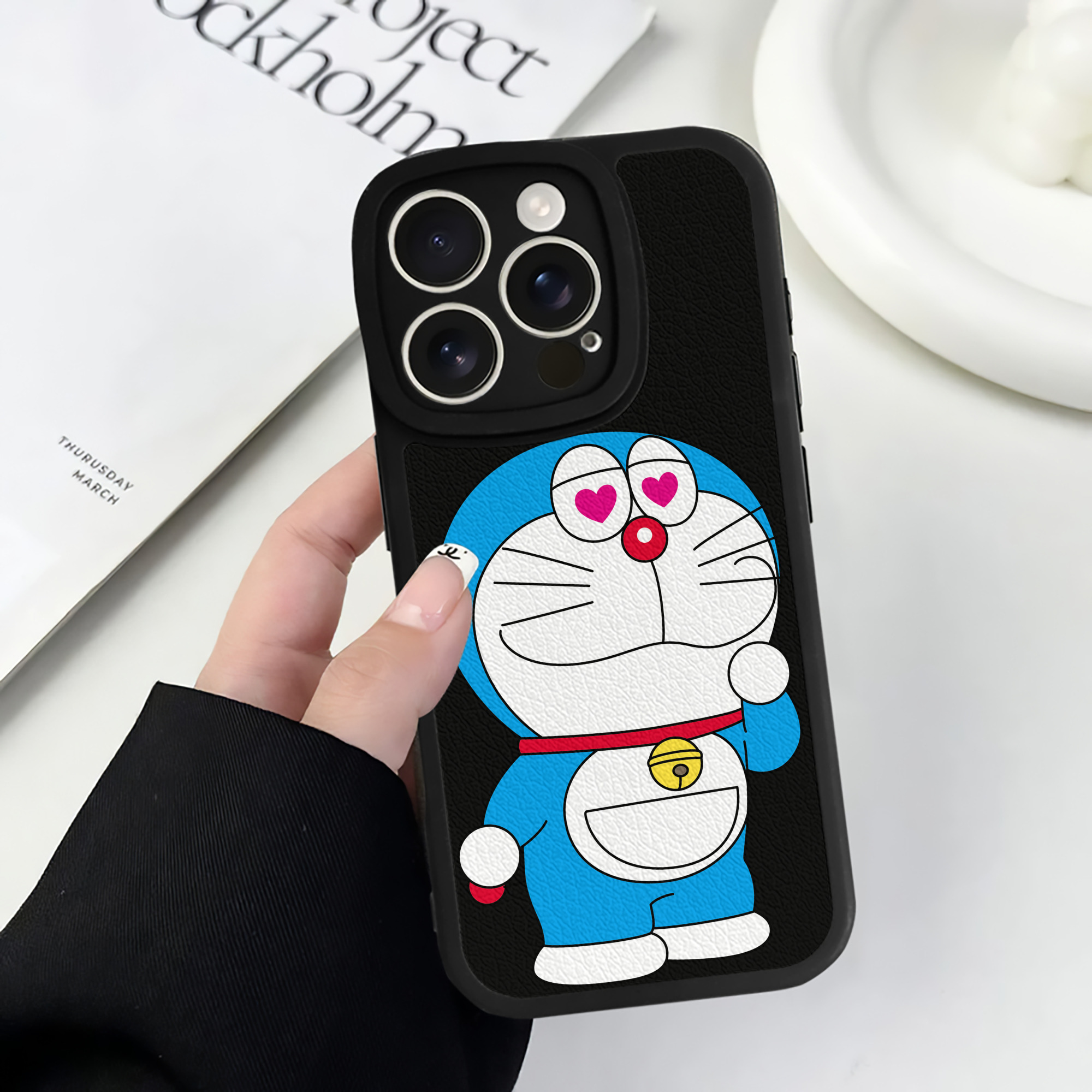 （画像用） ドラえもん Doraemon 【iPhone 16シリーズ対応】シリコンスマホケース（レザー調） 材質：シリコン